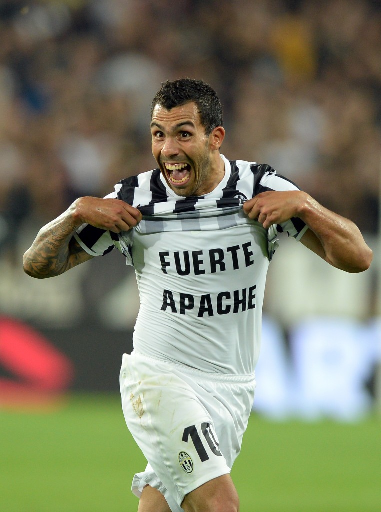 Tévez "celebra" il barrio di Fuerte Apache