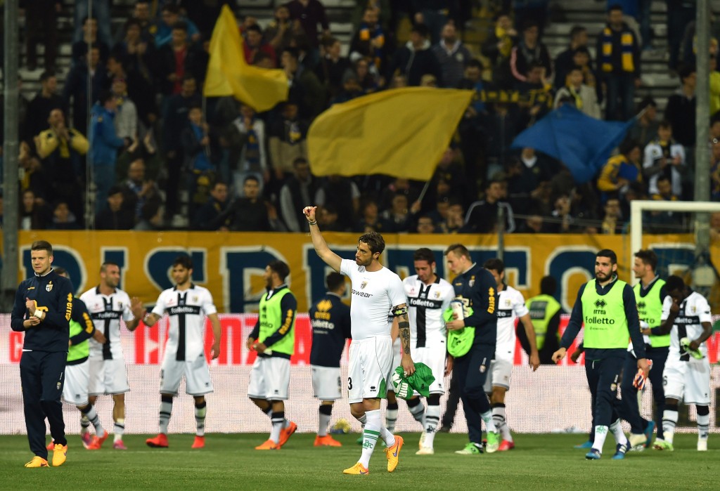 I giocatori del Parma esultano dopo la vittoria contro l'Udinese, l'8 aprile 2015. Valerio Pennicino/Getty Images