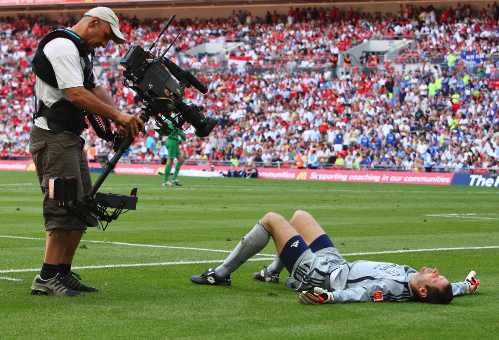 Un operatore inquadra Cech durante il Community Shield del 2007 tra Man Utd e Chelsea. Clive Rose/Getty Images