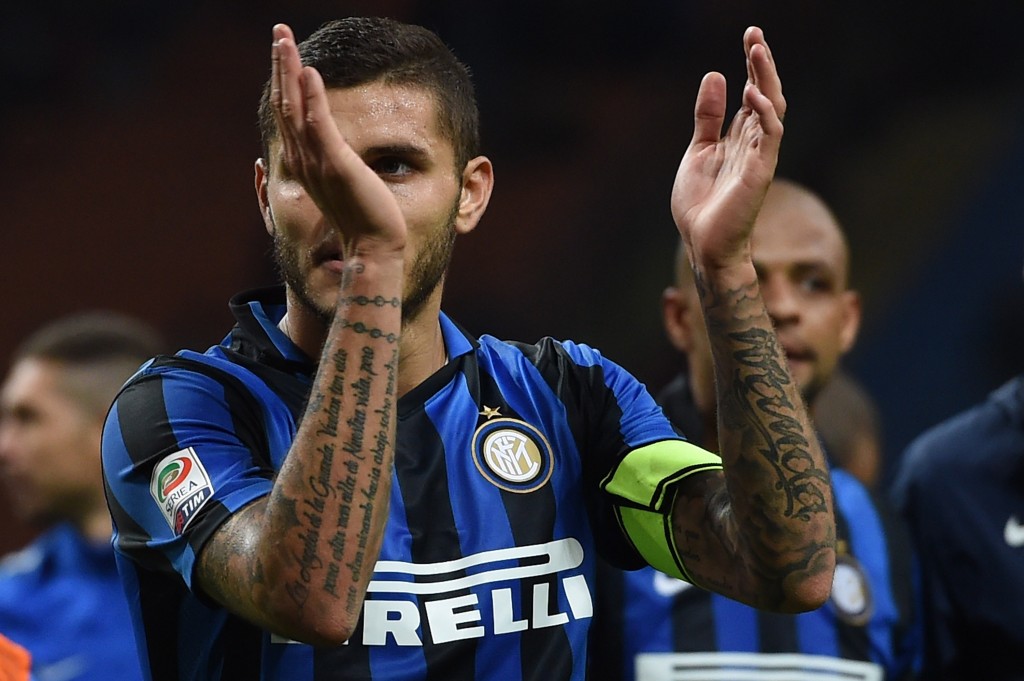 MILAN, ITALY - SEPTEMBER 23: Mauro Icardi of Internazionale Milano celebrates after winning the Serie A match between FC Internazionale Milano and Hellas Verona FC at Stadio Giuseppe Meazza on September 23, 2015 in Milan, Italy. (Photo by Tullio M. Puglia/Getty Images)