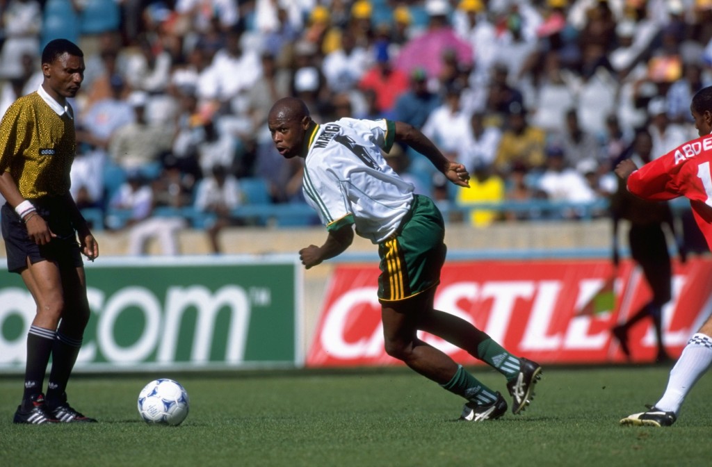 Philemon Masinga nel 1998 (John Parkin/ Allsport Usa)