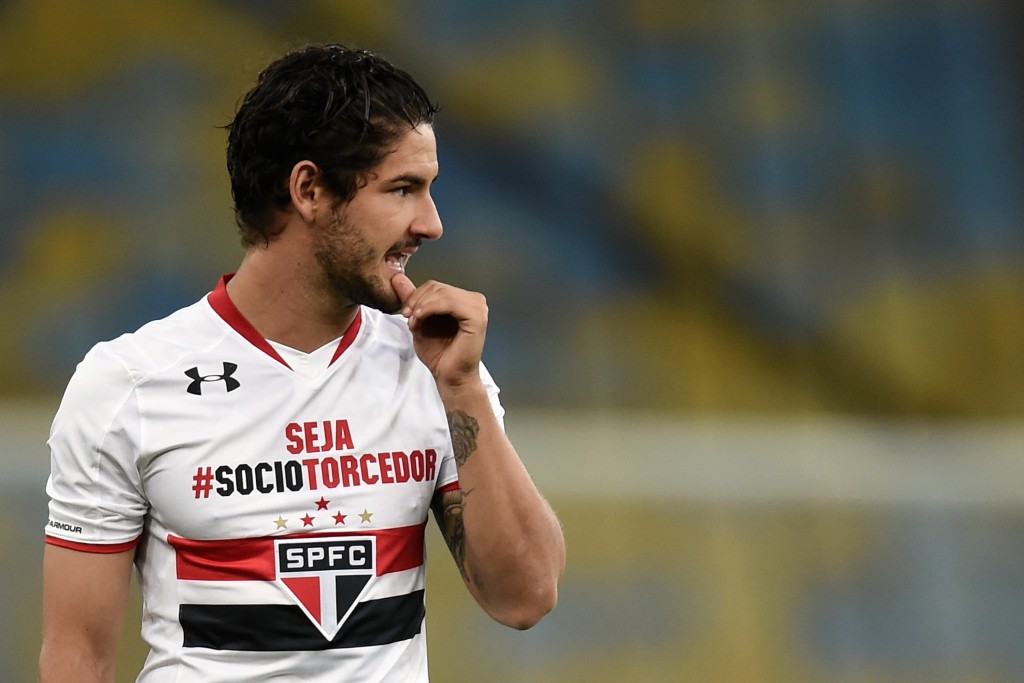 of Fluminense battles for the ball with of Sao Paulo during a match between Fluminense and Sao Paulo as part of Brasileirao Series A 2015 at Maracana Stadium on October 14, 2015 in Rio de Janeiro, Brazil. (Photo by Buda Mendes/Getty Images)