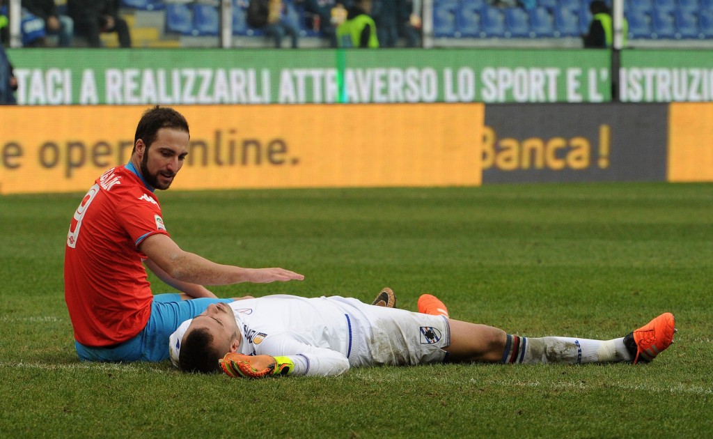 GENOA, ITALY - JANUARY 24: Gonzalo Higuain of Napoli and Emiliano Viviano of Sampdoria during the Serie A match between UC Sampdoria and SSC Napoli at Stadio Luigi Ferraris on January 24, 2016 in Genoa, Italy. (Photo by Getty Images/Getty Images)