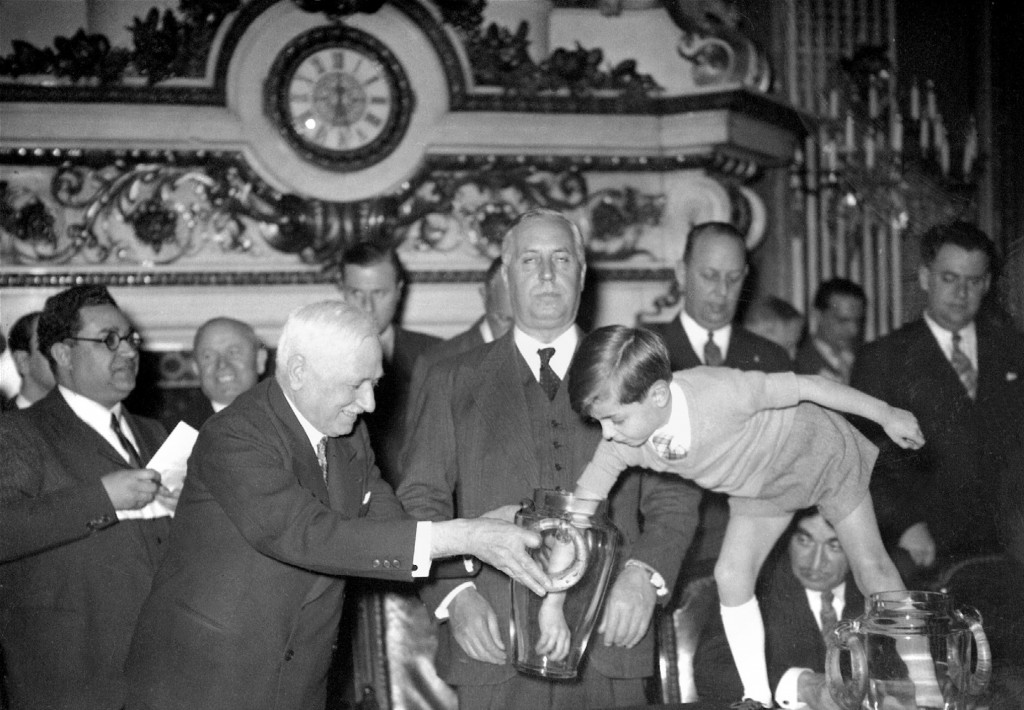 Jules Rimet fa estrarre i gironi del Mondiale 1938 al nipote (Staff/Afp/Getty Images)