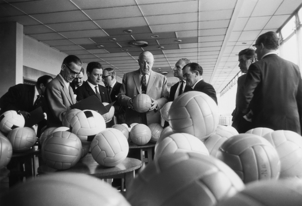 Stanley Rous, presidente Fifa,sceglie i palloni per il Mondiale del '66 (Robert Stiggins/Getty Images)