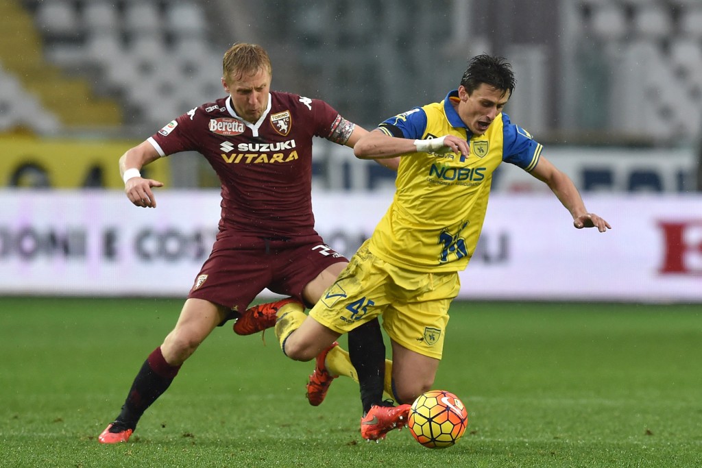 TURIN, ITALY - FEBRUARY 07: Kamil Glik (L) of Torino FC tackles Roberto Inglese of AC Chievo Verona during the Serie A match between Torino FC and AC Chievo Verona at Stadio Olimpico di Torino on February 7, 2016 in Turin, Italy. (Photo by Valerio Pennicino/Getty Images)