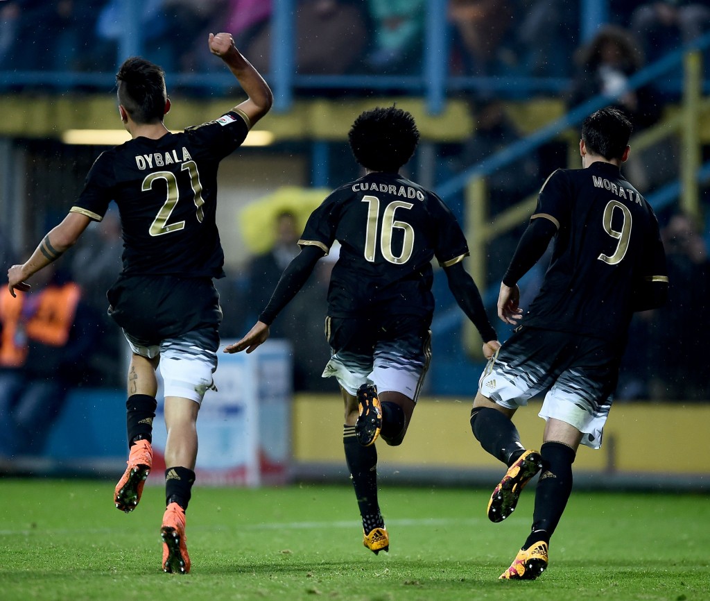 Juventus' forward from Colombia Juan Cuadrado (C) celebrates with teammates Juventus' forward from Argentina Paulo Dybala (L) and Juventus' forward from Spain Alvaro Morata after scoring during the Italian Serie A football match Frosinone vs Juventus on February 7, 2016 in Frosinone. / AFP / FILIPPO MONTEFORTE (Photo credit should read FILIPPO MONTEFORTE/AFP/Getty Images)