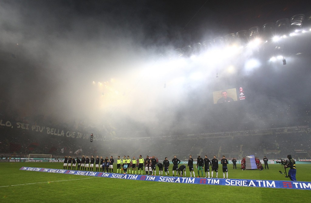 MILAN, ITALY - JANUARY 31: FC Internazionale Milano and AC Milan teams line up before the Serie A match between AC Milan and FC Internazionale Milano at Stadio Giuseppe Meazza on January 31, 2016 in Milan, Italy. (Photo by Marco Luzzani/Getty Images)