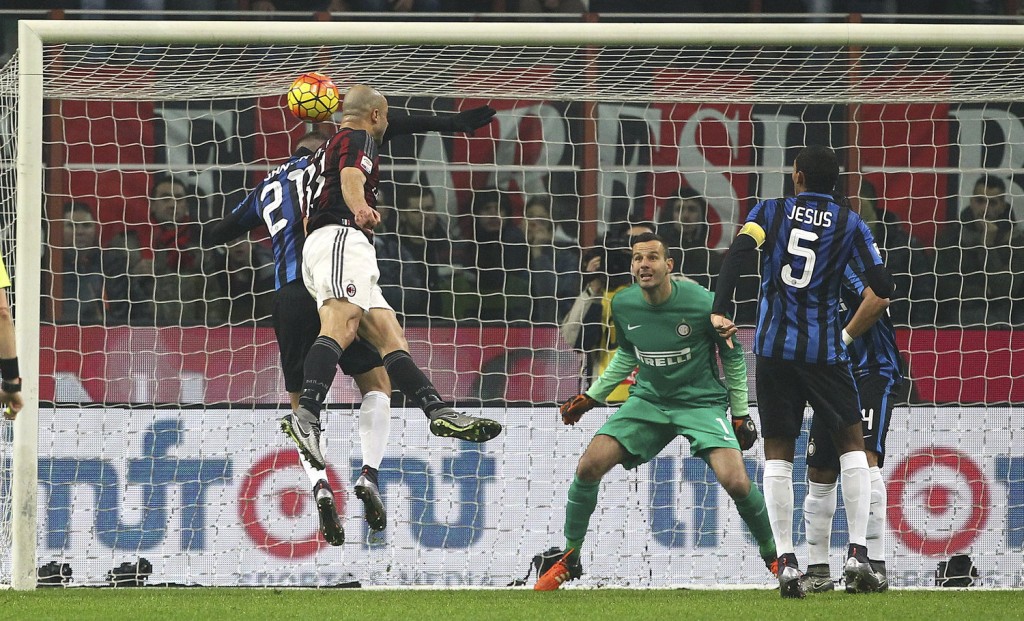 MILAN, ITALY - JANUARY 31: Alex Dias da Costa (2nd L) of AC Milan scores the opening goal during the Serie A match between AC Milan and FC Internazionale Milano at Stadio Giuseppe Meazza on January 31, 2016 in Milan, Italy. (Photo by Marco Luzzani/Getty Images)