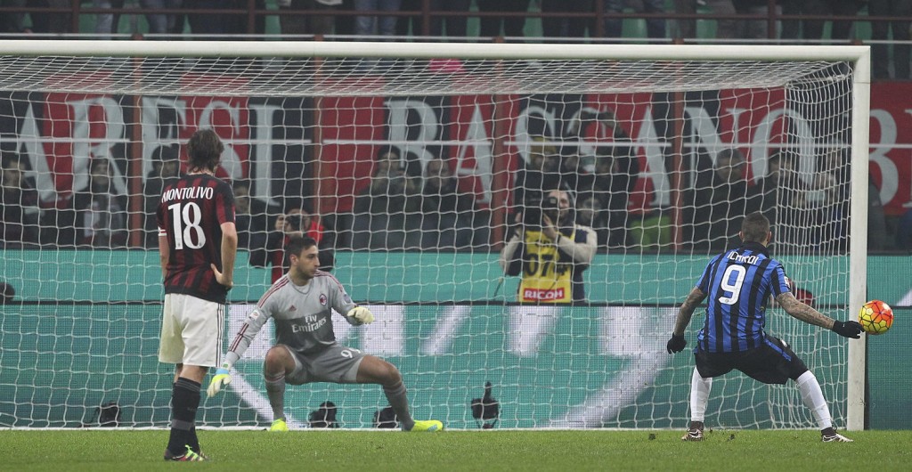 MILAN, ITALY - JANUARY 31: Mauro Emanuel Icardi (R) of FC Internazionale Milano strikes the post from the penalty spot during the Serie A match between AC Milan and FC Internazionale Milano at Stadio Giuseppe Meazza on January 31, 2016 in Milan, Italy. (Photo by Marco Luzzani/Getty Images)