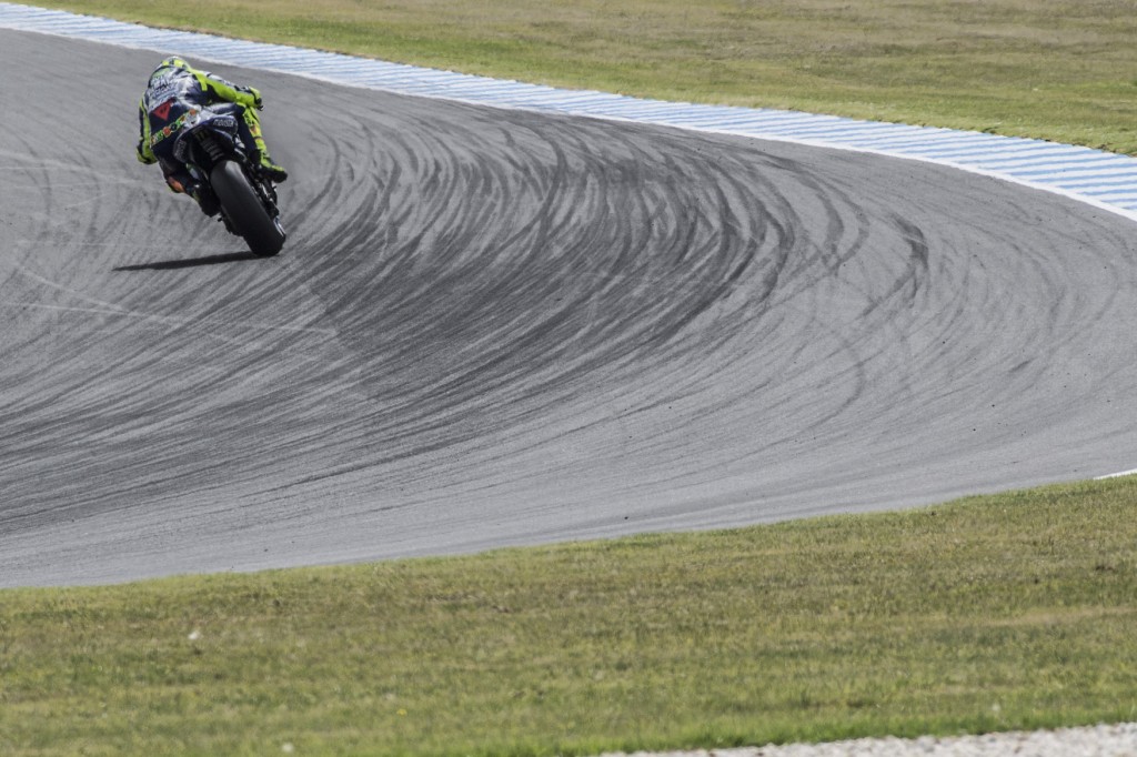 PHILLIP ISLAND, AUSTRALIA - FEBRUARY 19: Valentino Rossi of Italy and Movistar Yamaha MotoGP rounds the bend during the 2016 MotoGP Test Day at Phillip Island Grand Prix Circuit on February 19, 2016 in Phillip Island, Australia. (Photo by Mirco Lazzari gp/Getty Images)