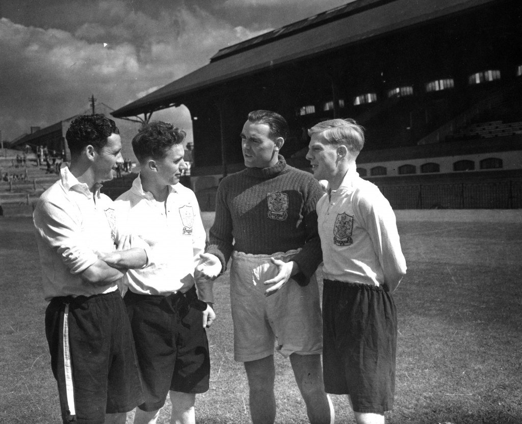 Da sinistra a destra: Jenkins, Campbell, Kelly, Lawler: dopo lo scioglimento del Belfast Celtic, passarono al Fulham. Qui sono a Craven Cottage. Edward G. Malindine/Topical Press Agency/Getty Images