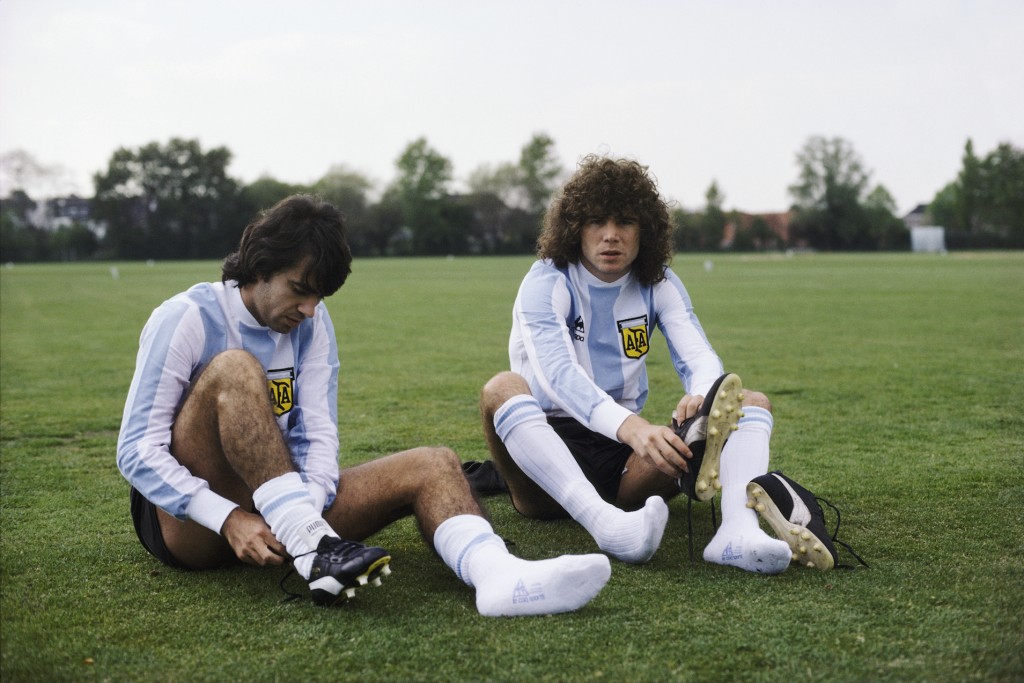 Mario Olguin e Alberto Tarantini prima di un allenamento, 1978. Duncan Raban/Allsport/Getty Images