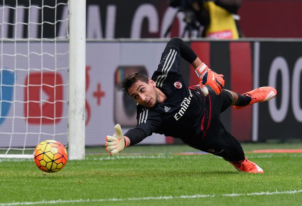 Gianluigi Donnarumma of AC Milan in action prior to the Serie A match between AC Milan and US Sassuolo Calcio at Stadio Giuseppe Meazza on October 25, 2015 in Milan, Italy. (Photo by Claudio Villa/Getty Images)