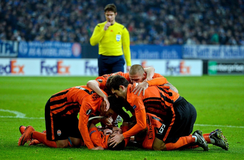 Shakhtars Facundo Ferreyra celebrates scoring the 0-2 goal with his team-mates during the UEFA Europa League, Round of 32 match football between FC Schalke and Shakhtar Donetsk in Gelsenkirchen, western Germany on February 25, 2016. / AFP / SASCHA SCHUERMANN (Photo credit should read SASCHA SCHUERMANN/AFP/Getty Images) I giocatori dello Shakhtar festeggiano per il successo nei sedicesimi di Europa League contro lo Schalke (Sascha Schuermann/Afp/Getty Images)