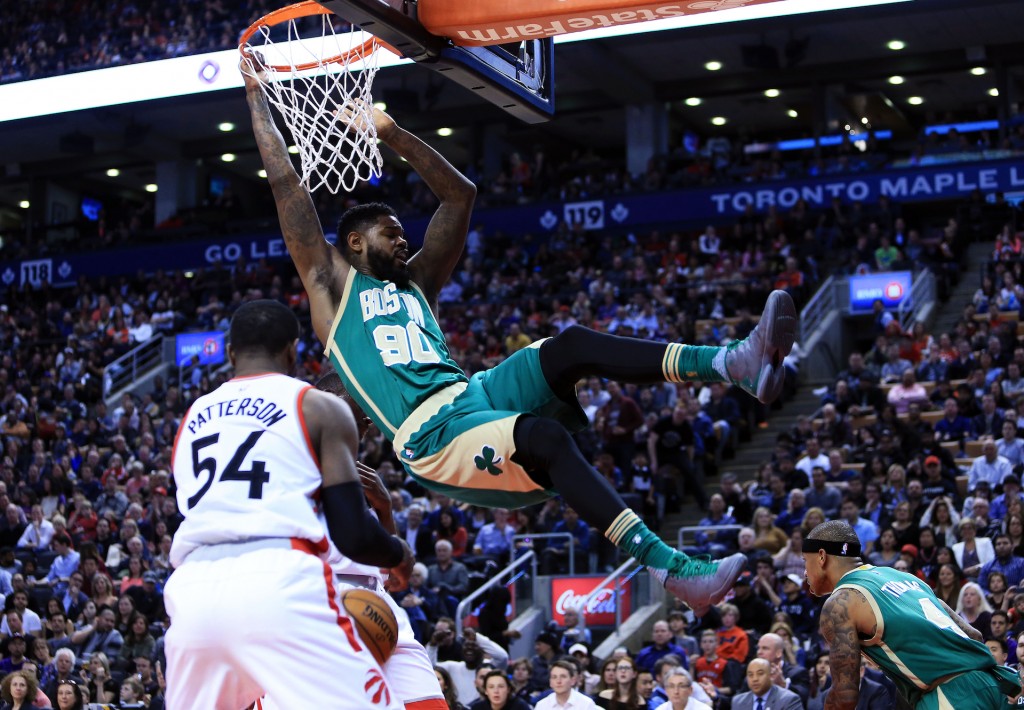 Amir Johnson schiaccia in un match contro i Toronto Raptors all'Air Canada Centre. Vaughn Ridley/Getty Images