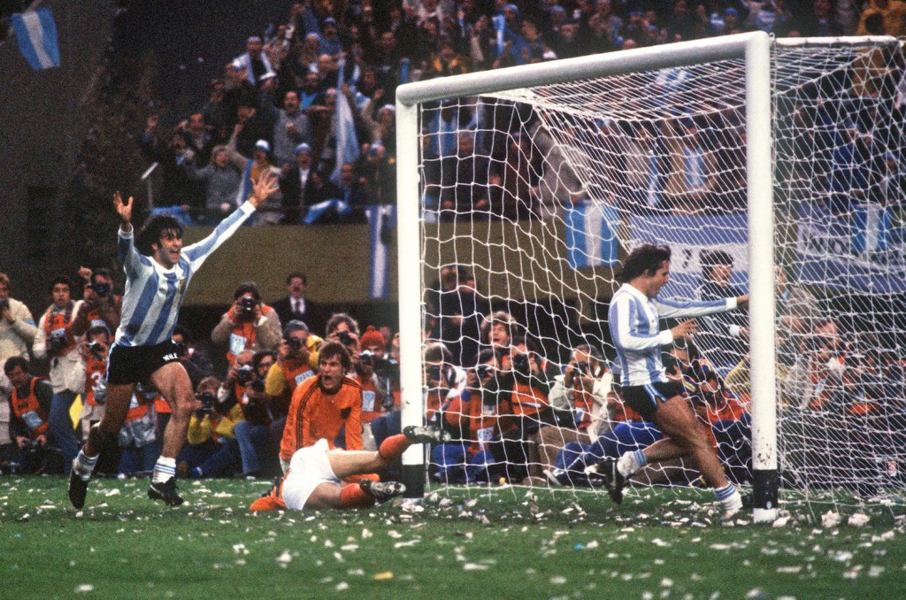 Mario Kempes segna il suo secondo gol durante la finale dei Mondiali 1978. Staff/AFP/Getty Images