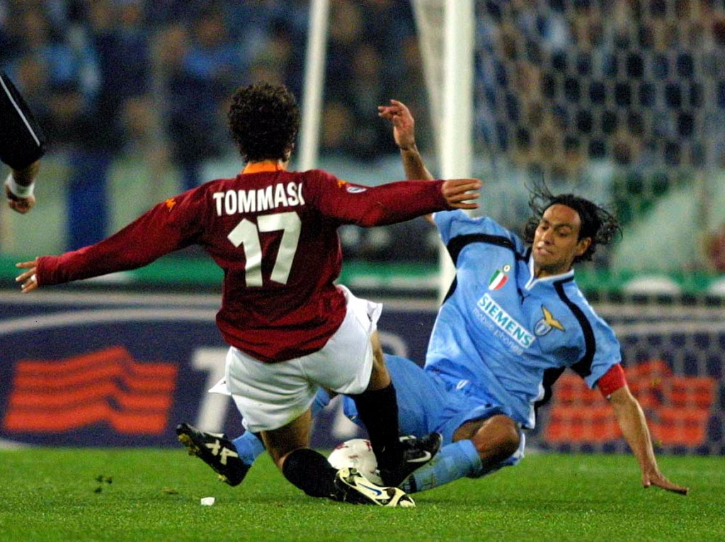 Ai tempi della Lazio, nel 2001, in uno scontro di gioco con Damiano Tommasi. Grazia Neri/ALLSPORT