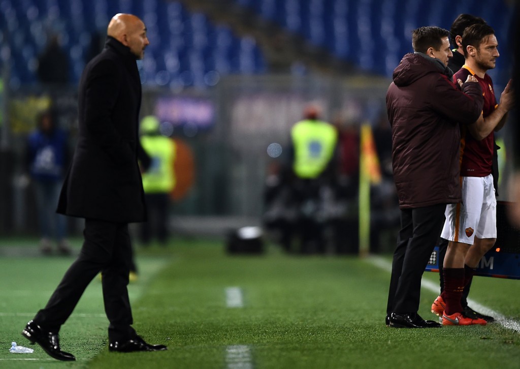 Roma's Italian forward Francesco Totti (R) prepares to enter the pitch as Roma's Italian coach Luciano Spalletti looks on, during the Italian Serie A football match AS Roma vs ACF Fiorentina at the Olympic Stadium in Rome on March 4, 2016. / AFP / FILIPPO MONTEFORTE (Photo credit should read FILIPPO MONTEFORTE/AFP/Getty Images)