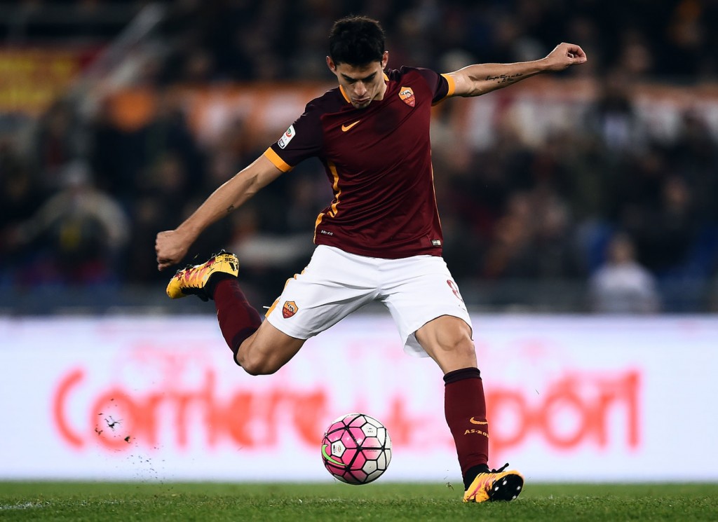 Roma's Argentinian midfielder Diego Perotti shoots the ball during the Italian Serie A football match AS Roma vs ACF Fiorentina at the Olympic Stadium in Rome on March 4, 2016. / AFP / FILIPPO MONTEFORTE (Photo credit should read FILIPPO MONTEFORTE/AFP/Getty Images)