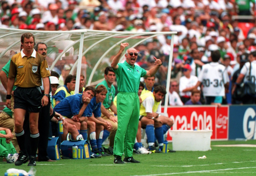 Mondiali 1994: Arrigo Sacchi guida la Nazionale dalla panchina, nella sfida contro il Messico del 28 giugno (David Cannon/ALLSPORT)