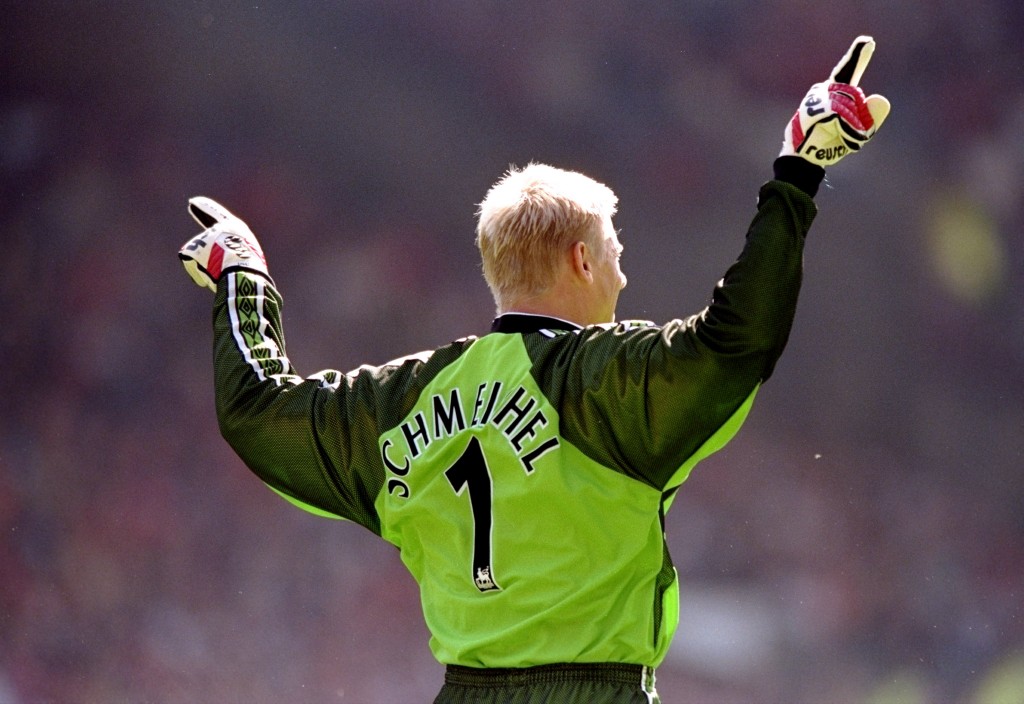 Peter Schmeichel nel 1998, durante Manchester United 2-2 Leicester. (Stu Forster /Allsport)