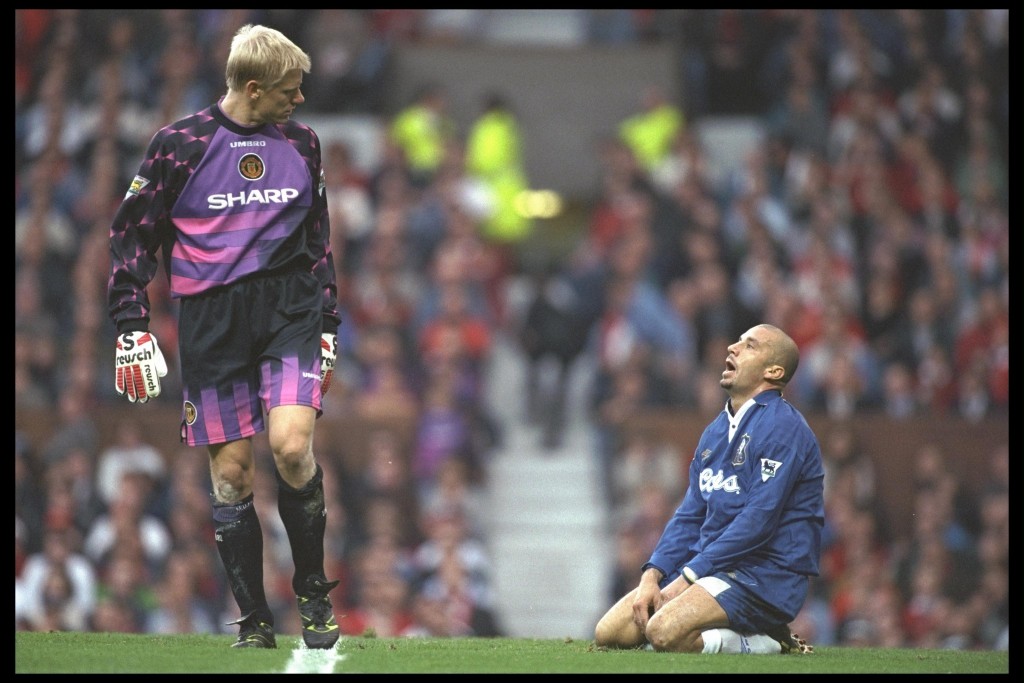 Osservando Gianluca Vialli, in un Chelsea-United del 1996. Clive Brunskill/Allsport