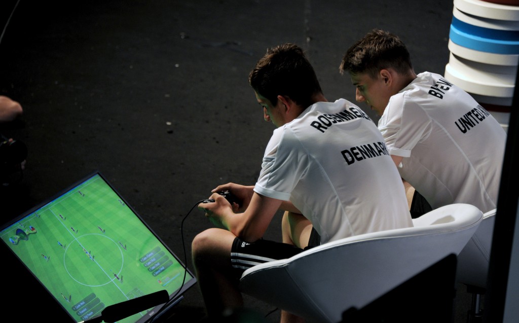 August Rosenmeier eDavid Bytheway all'Interactive World Cup a Rio de Janeiro (Tasso Marcelo/AFP/Getty Images)