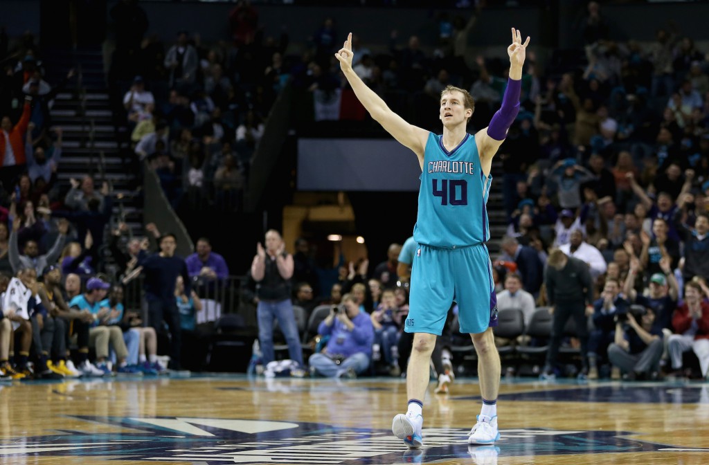 Cody Zeller esulta contro i Pacers, lo scorso marzo. (Streeter Lecka/Getty Images)