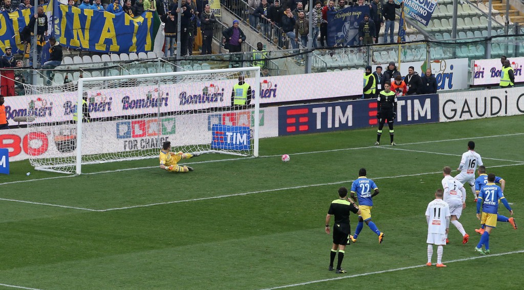 Il rigore di Jonathan De Guzman per vincere contro il Frosinone (Maurizio Lagana/Getty Images)