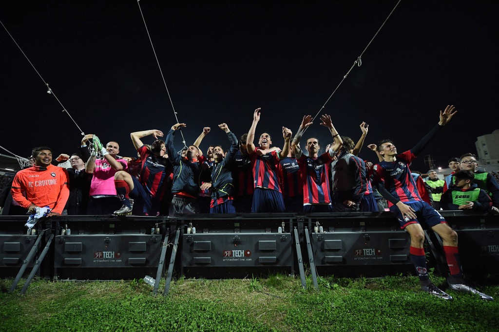 CROTONE, ITALY - MARCH 20: Players of Crotone celebrate after winning the Serie B match between FC Crotone and Pescara Calcio at Stadio Comunale Ezio Scida on March 20, 2016 in Crotone, Italy. (Photo by Tullio M. Puglia/Getty Images)