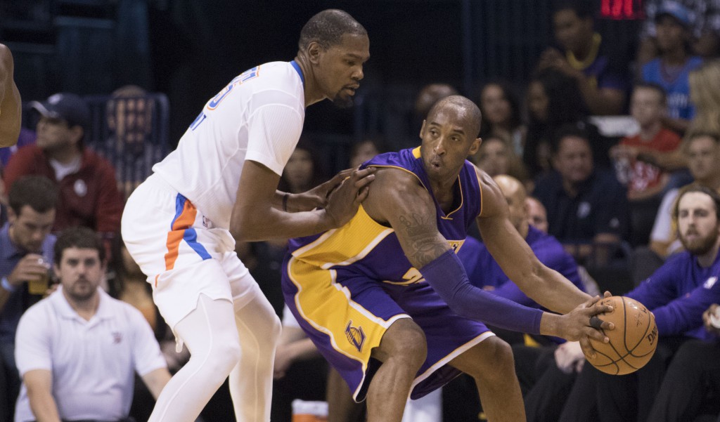 Kobe Bryant contro Kevin Durant (J Pat Carter/Getty Images)