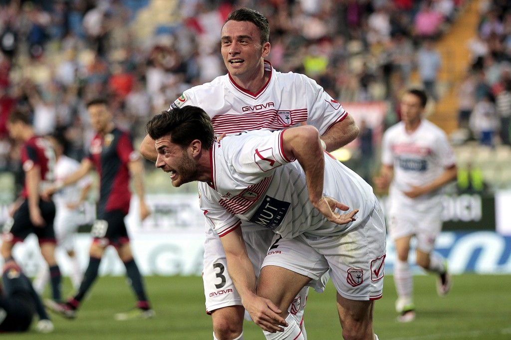 Gaetano Letizia e Stefano Sabelli, nella vittoria contro il Genoa. Letizia, classe 1990, è al Carpi dal 2012. Sabelli è arrivato dal Bari a gennaio, è nato nel 1993 (Gabriele Maltinti/Getty Images)