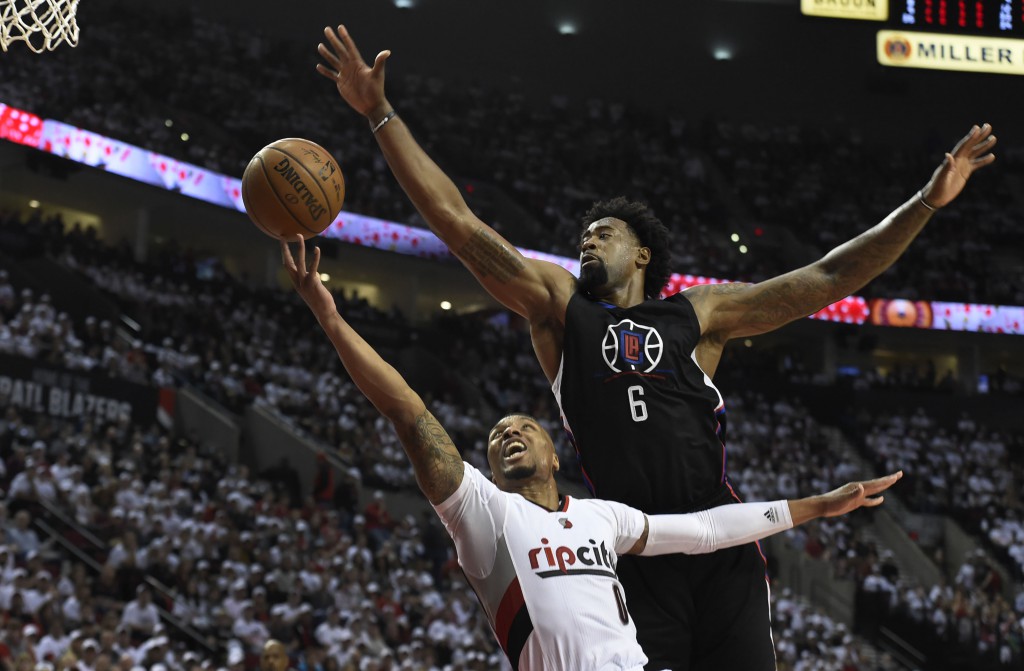 DeAndre Jordan stoppa Lillard (Steve Dykes/Getty Images)