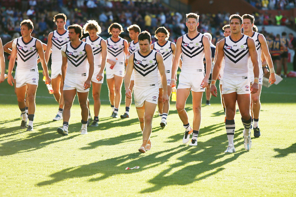 Giocatori dei Fremantle Dockers escono dallo stadio di Adelaide dopo la sconfitta contro i Crows, in un match di football australiano (Morne de Klerk/Getty Images)