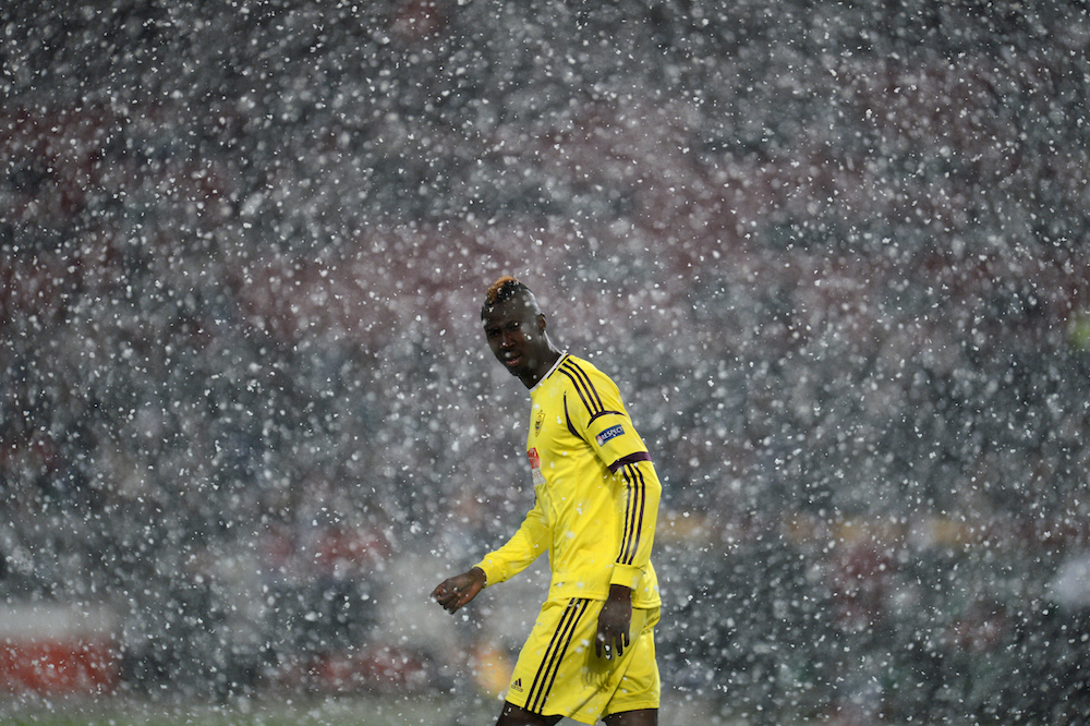 Lacina Traore nella neve (ma di Hannover, non del Daghestan) (Patrick Stollarz/Afp/Getty Images)