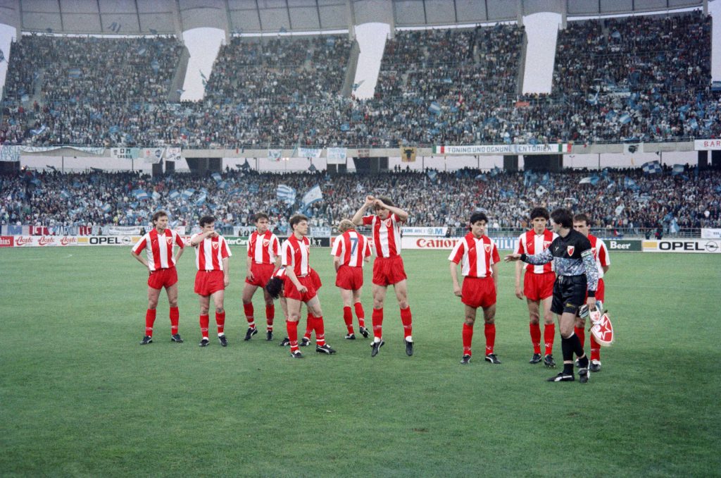 La formazione della Stella Rossa al San Nicola, subito prima dell'inizio della finale. Jacques Demarthon, Patrick Hertzog/AFP/Getty Images)