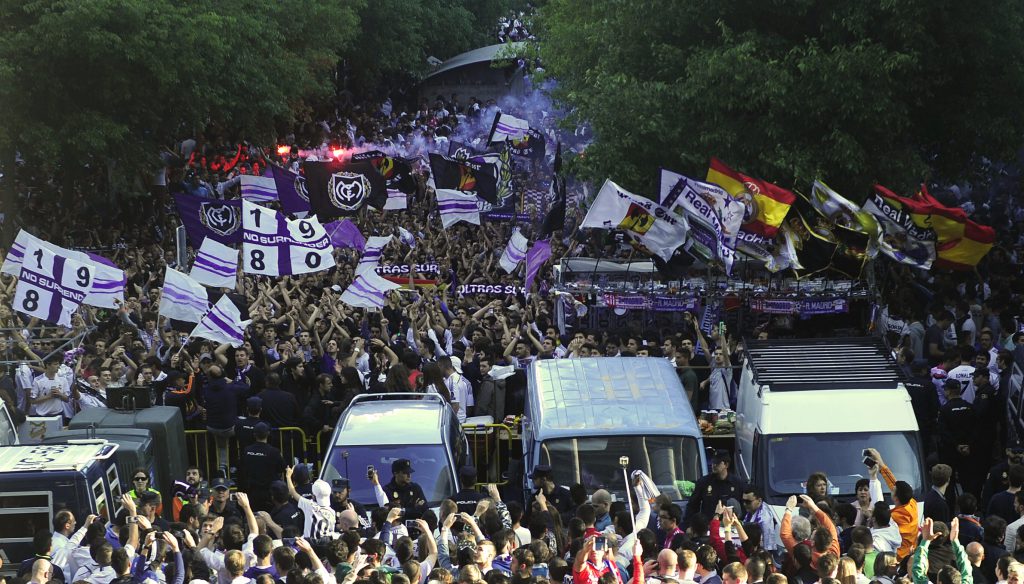 Tifosi del Real Madrid all'esterno del Santiago Bernabeu (Curto De La Torre/AFP/Getty Images)