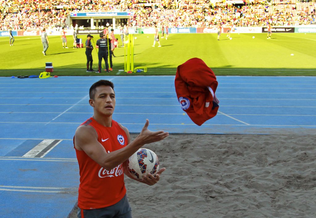 Alexis Sanchez durante un allenamento con la Nazionale (Claudio Reyes/AFP/Getty Images)