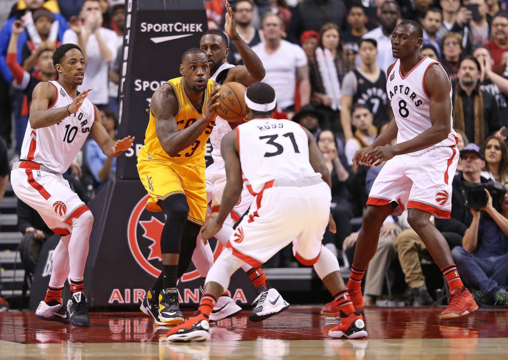 LeBron James circondato da giocatori di Toronto all'Air Canada Centre, lo scorso febbraio (Claus Andersen/Getty Images)