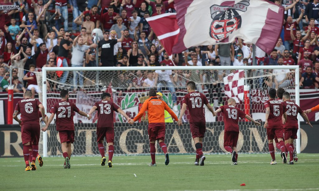 23 aprile: i giocatori del Trapani sotto la curva dopo la vittoria contro il Cesena (Maurizio Lagana/Getty Images)