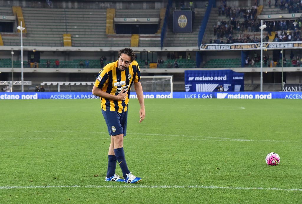 Hellas Verona's forward from Italy Luca Toni acknowledges the fans after having played his last match, the Italian Serie A football match Hellas Verona vs Juventus, at Bentegodi Stadium in Verona on May 8, 2016. Verona won the match 2-1. / AFP / GIUSEPPE CACACE (Photo credit should read GIUSEPPE CACACE/AFP/Getty Images)