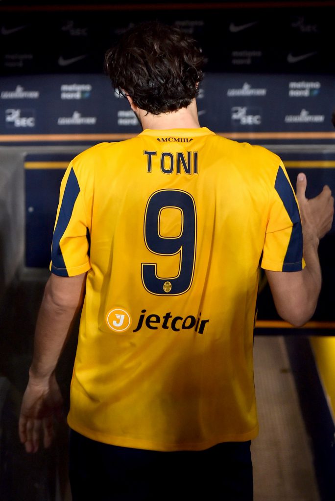 Hellas Verona's forward from Italy Luca Toni leaves after having played his last match, the Italian Serie A football match Hellas Verona vs Juventus, at Bentegodi Stadium in Verona on May 8, 2016. Verona won the match 2-1. / AFP / GIUSEPPE CACACE (Photo credit should read GIUSEPPE CACACE/AFP/Getty Images)