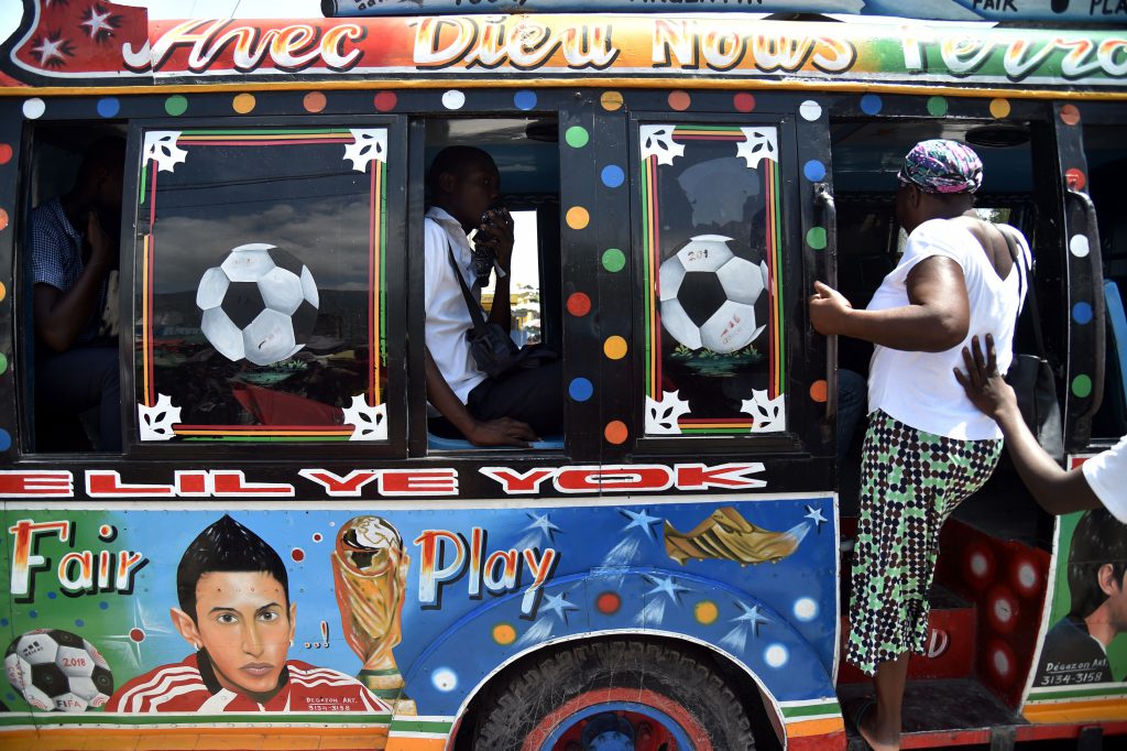 La faccia di Angel Di Maria disegnata su un bus a Port-au-Prince, Haiti (Hector Retamal/AFP/Getty Images)