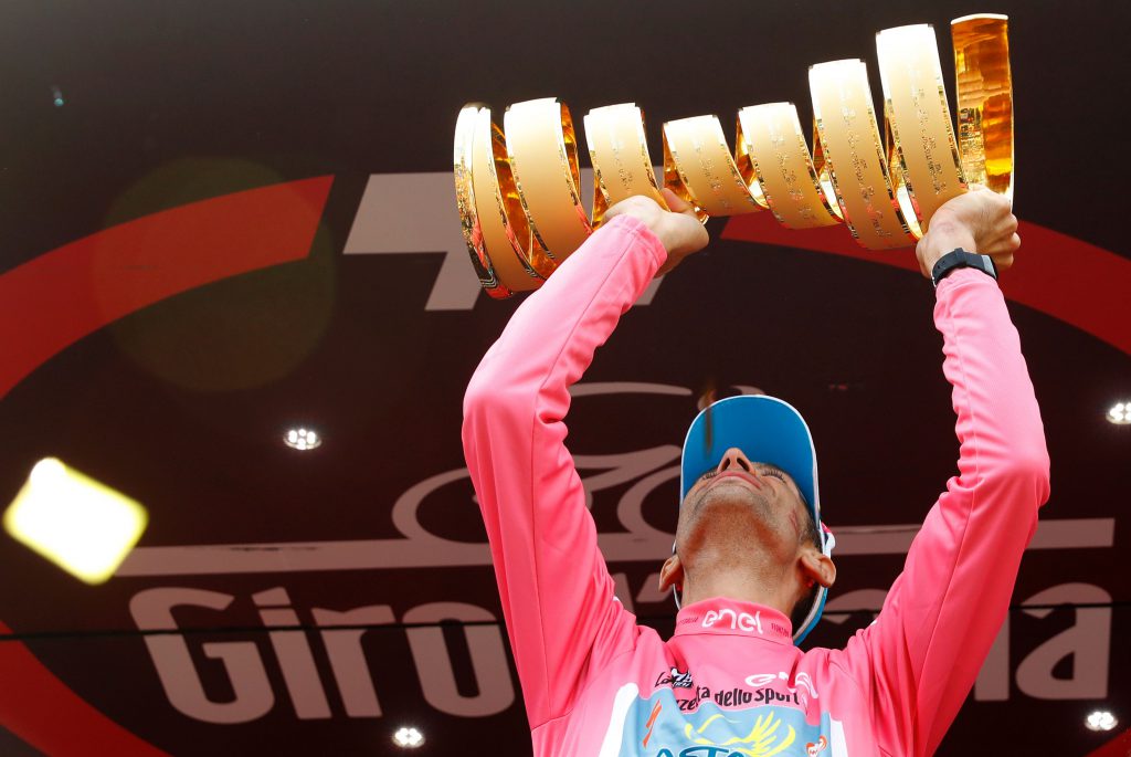 Vincenzo Nibali celebra alzando il trofeo della 99ima edizione del Giro d'Italia. (Luk Benies/Afp/Getty Images)