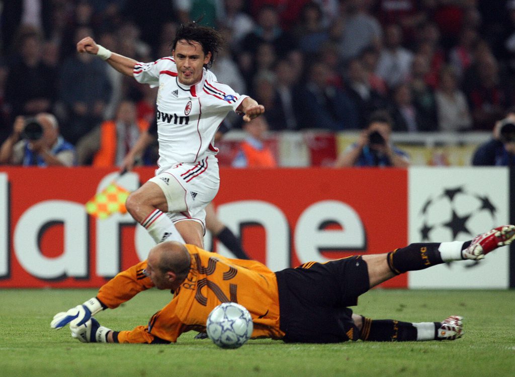 Filippo Inzaghi segna il 2-0 contro il Liverpool nella finale di Atene (Paul Ellis/AFP/Getty Images)