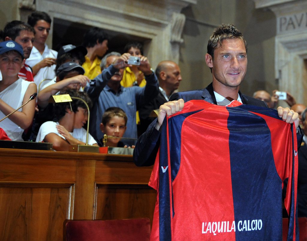 In Campidoglio con la maglia della squadra di calcio dell'Aquila (Tiziana Fabi/Afp/Getty Images)