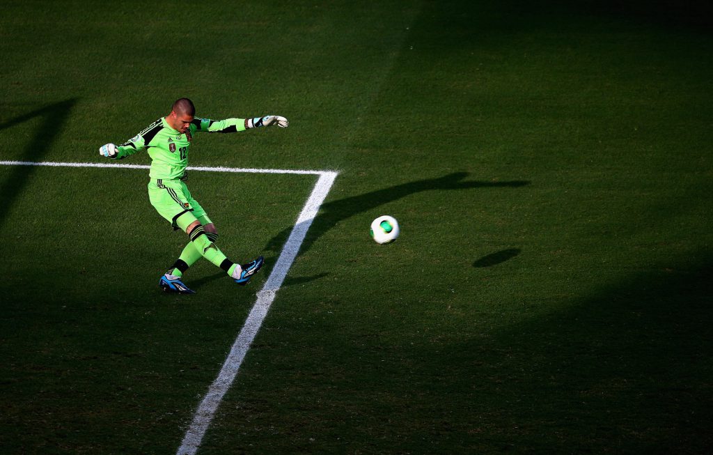 FORTALEZA, BRAZIL - JUNE 23: Victor Valdes of Spain takes a goal kick during the FIFA Confederations Cup Brazil 2013 Group B match between Nigeria and Spain at Castelao on June 23, 2013 in Fortaleza, Brazil. (Photo by Clive Mason/Getty Images)