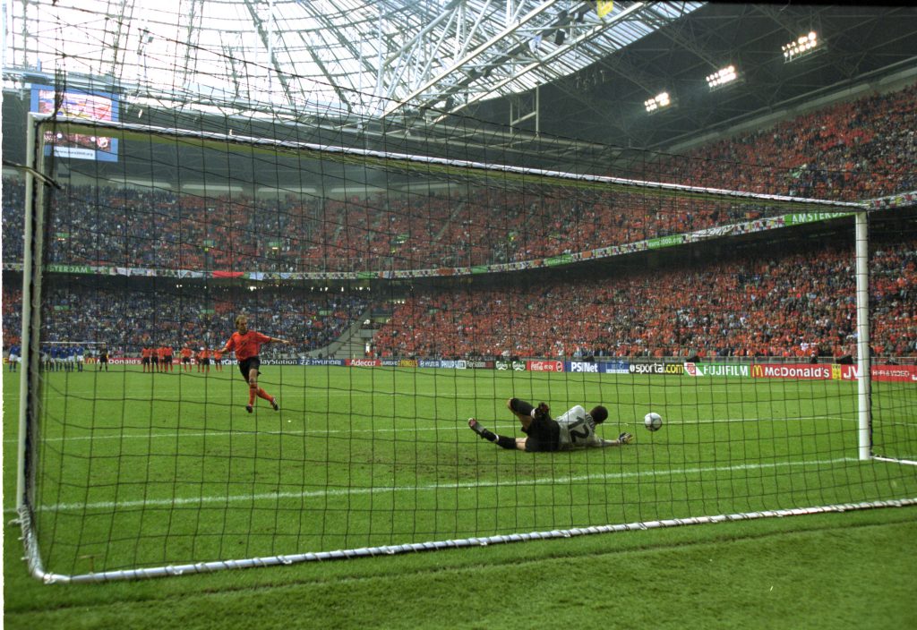 Francesco Toldo para il rigore di Paul Bosvelt (Ben Radford /Allsport)