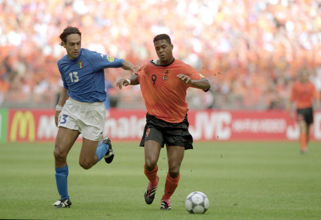 Patrick Kluivert e Alessandro Nesta (Graham Chadwick /Allsport)